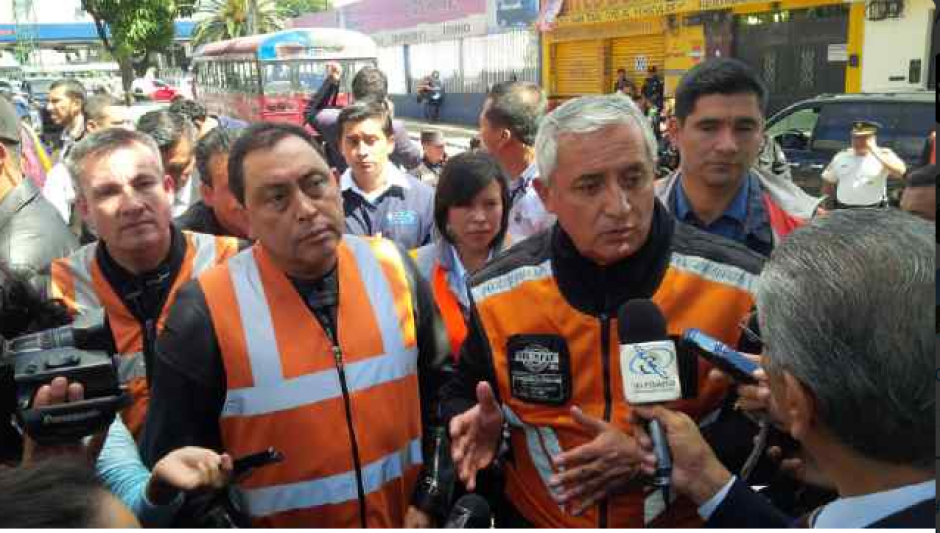 El presidente Otto P&eacute;rez Molina, junto al ministro de Gobernaci&oacute;n, Mauricio L&oacute;pez Bonilla, acudieron a la colonia Carabanchel, zona 11, lugar donde fue asesinado el piloto del bus de la ruta 40R. (Foto Mingob)