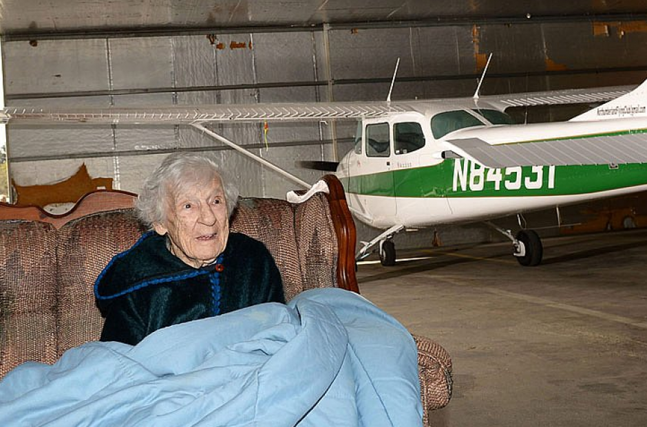 Eleanor Cunningham espera en el hangar antes de volar. (Foto: Daily Gazette)