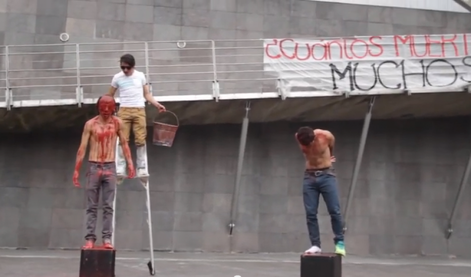 Los actores de la Escuela Nacional de Arte Teatral realizaron el drama de la criminalizaci&oacute;n que existe contra estudiantes por autoridades mexicanas. (Foto: YouTube)