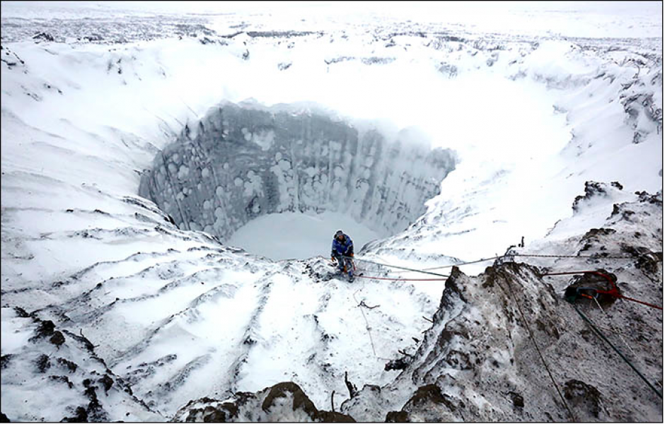 Vista de la expedici&oacute;n al cr&aacute;ter gigante de Siberia.