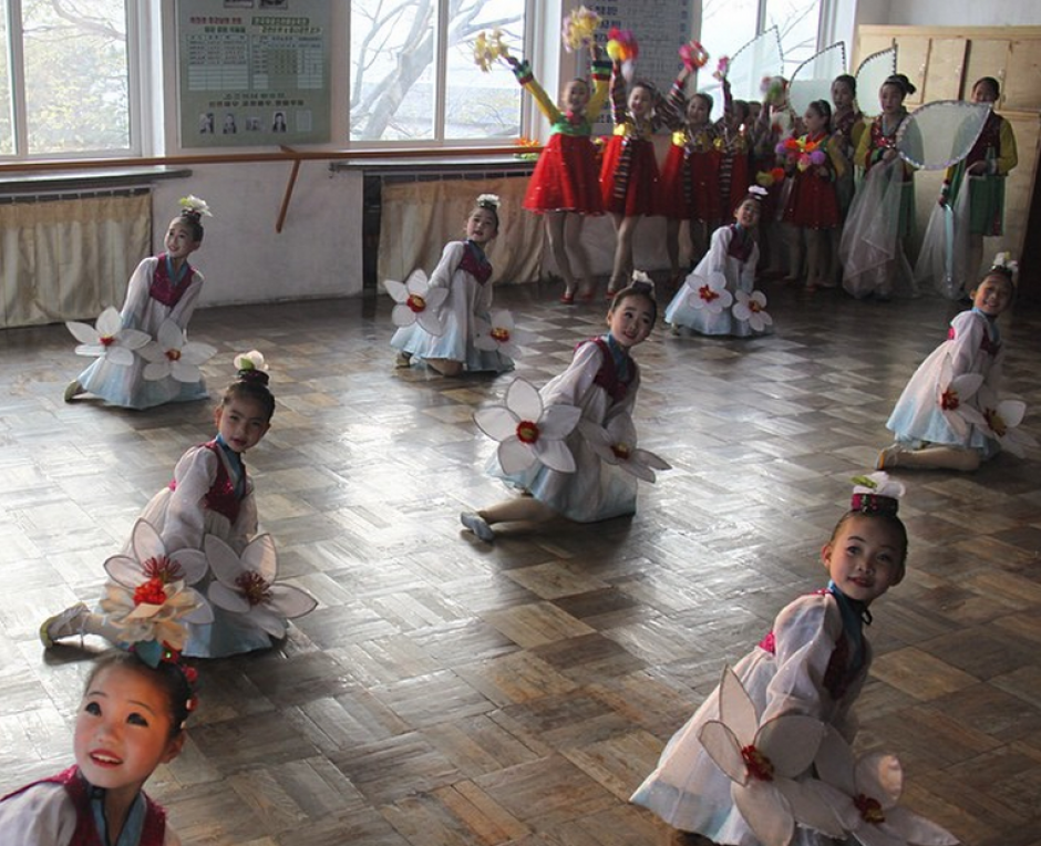 Ni&ntilde;as de la escuela Palacio de Kaesong, que impulsa a la ni&ntilde;ez con cualidades art&iacute;sticas como baile, m&uacute;sica, artes marciales, caligraf&iacute;a y dem&aacute;s. (Foto: @simonkoryo)
