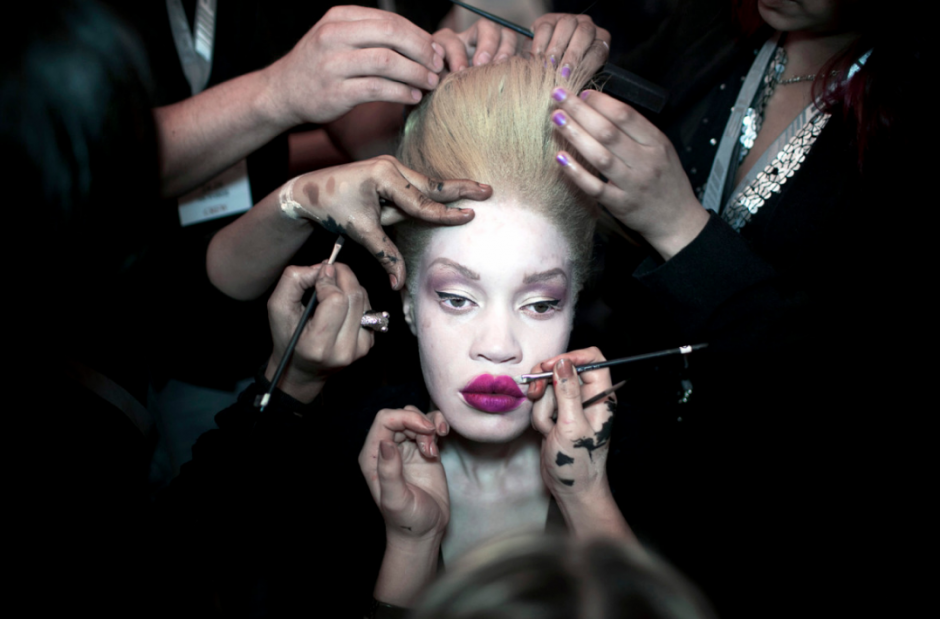 Una modelo es maquillada tras bambalinas previo a salir a la pasarela para la Semana de la Moda en &Aacute;frica, 2012. (Foto: Per-Anders Pettersson)