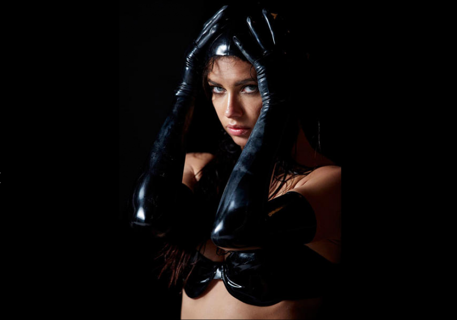 Adriana Lima tuvo que tomar varios ba&ntilde;os para que sus fotograf&iacute;as salieran a la perfecci&oacute;n.