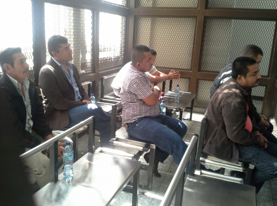 Haroldo Mendoza, sentado de saco en la &uacute;ltima banca, se encuentra recluido en la c&aacute;rcel militar Matamoros, junto a Byron Lima. (Foto: Soy502)