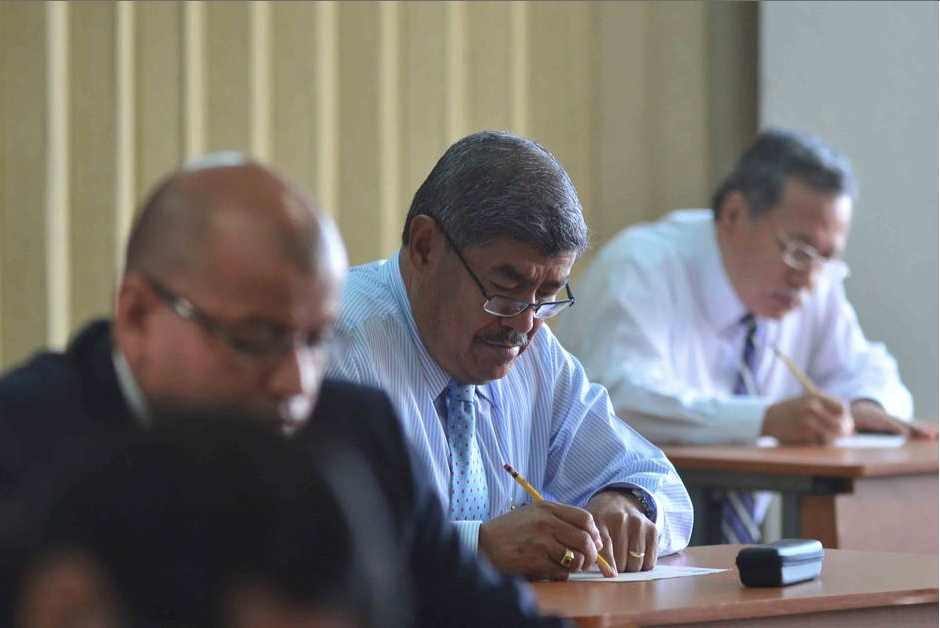 Carlos Molina Mencos (C), ex Contralor General, realiza las pruebas psicométricas. Aparentemente, él es quien crea división entre los postuladores, por lo que se ha propuesto dejarlo fuera. (Foto: Jesús Alfonso/Soy502)