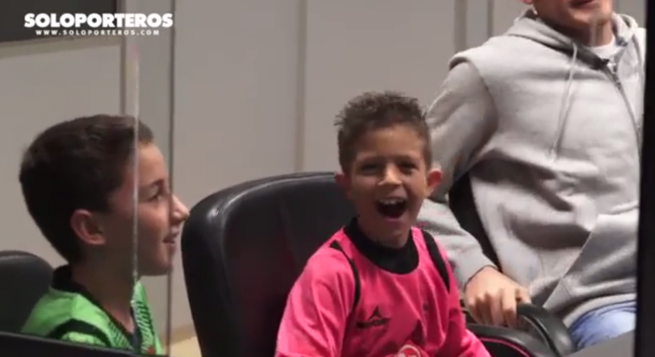 Casillas sorprendi&oacute; a varios ni&ntilde;os que sue&ntilde;an con ser porteros. (Imagen: soloporteros.com)