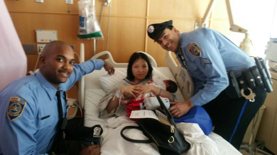 Este viernes por la ma&ntilde;ana los dos agentes que ayudaron en el parto visitaron a la madre del beb&eacute; que se encuentra en recuperaci&oacute;n en un hospital. (Foto: Septa MediaRelations/Twitter)&nbsp;