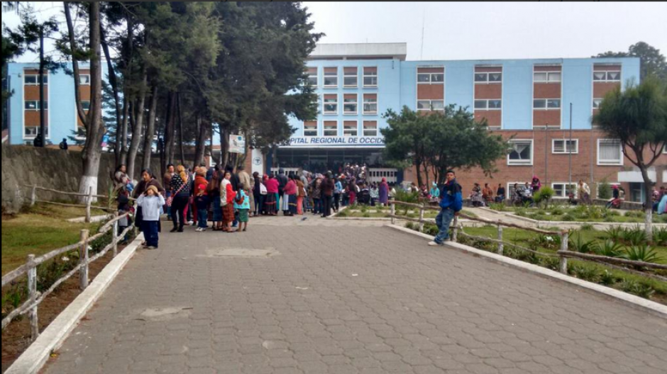 Desde el pasado 23 de diciembre se suspendi&oacute; la atenci&oacute;n en la consulta externa del Hopistal Regional de Occidente de Quetzaltenango, ante el retraso en el pago de salarios a m&eacute;dicos, enfermeros y personal administrativo. (Foto: Stereo 100 Noticias)&nbsp;