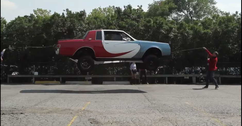 Muchas personas desear&iacute;an tener las habilidades para saltar la cuerda, al menos unos diez segundos. (Captura de YouTube)