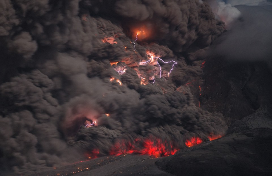 El fot&oacute;grafo alem&aacute;n Martin Rietze, de 50 a&ntilde;os, captur&oacute; la impresionante erupci&oacute;n del vol&aacute;til volc&aacute;n ubicado en el Monte Sinabung, Indonesia. (Foto: Carter News Agency/Martin Rietze)