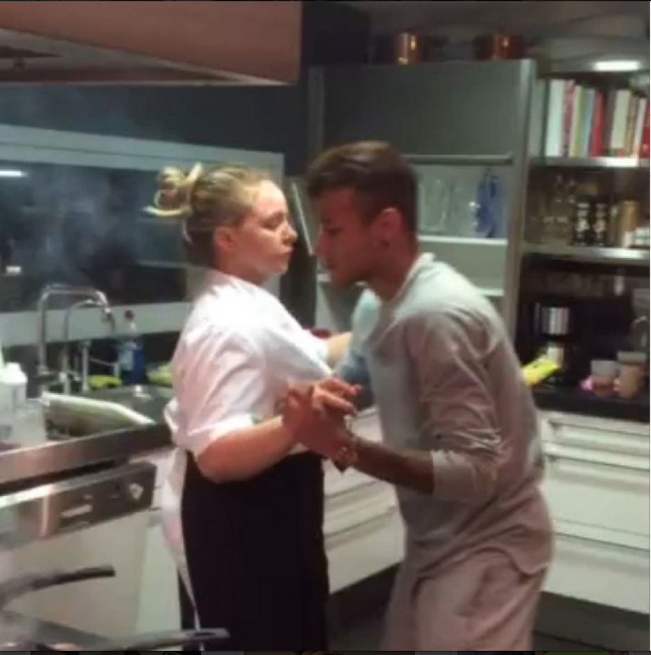 A pesar de la turbulencia en su equipo, Neymar trata de despejar su mente bailando junto a su cocinera. (Foto: Instagram de Neymar Jr)