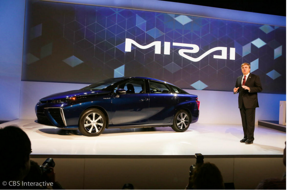 Bob Carter, de Toyota, expone sobre los beneficios del hidrógeno en la nueva generación de vehículos de esa compañía. (Foto: cnet.com)