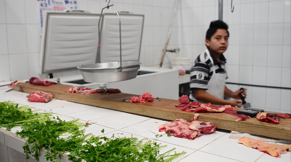 La escasez de carne en las diferentes carnicerías de los mercados municipales se ha notado, luego de la medida tomada por los expendedores de no comprarla a las abastecedoras, si no bajan los precios. (Foto: Jesús Alfonso/Soy502)&nbsp;