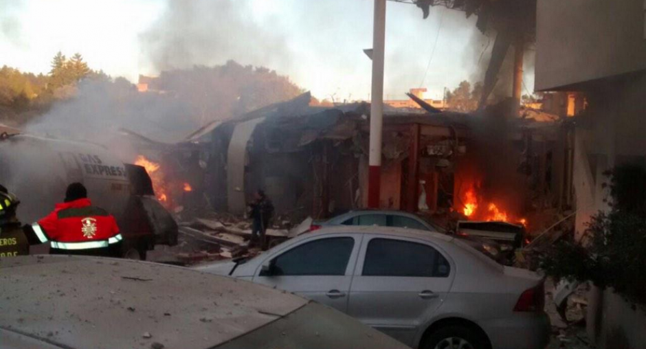 La pipa de gas explot&oacute; en el hospital infantil de Cuajimalpa en el DF. (Foto: @Adrianrubalcava)