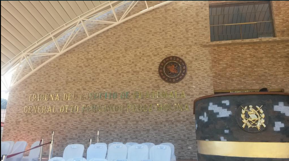 La nueva tribuna militar en la Brigada Mariscal Zabala llevará el nombre del presidente Otto Pérez Molina. (Foto:Soy502)