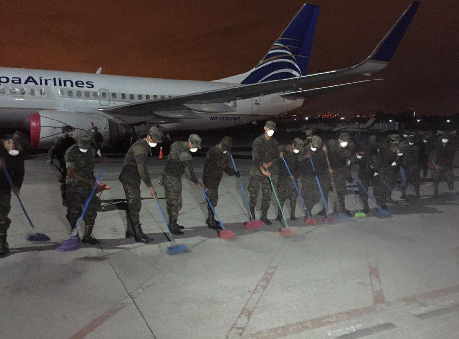 Cien soldados barren la pista de aterrizaje del aeropuerto "La Aurora" desde la madrugada de este domingo. (Foto:&nbsp;@Ejercito_GT)