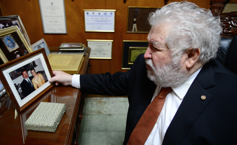 Francisco Reyes sostiene una foto del expresidente Alfonso Portillo y Evelyn Morataya, recordando que fue tomada previo a la celebración del 15 de septiembre. (Foto: Wilder López/Soy502)