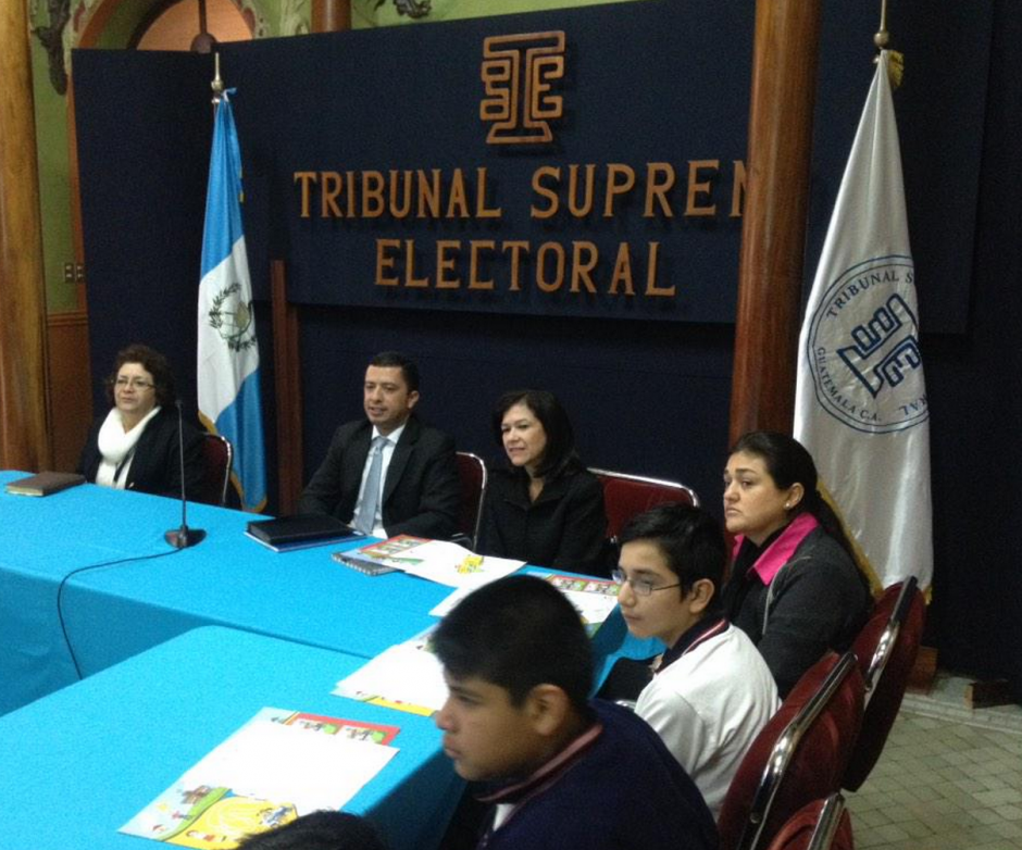 La Ministra de Educación, que llegó al Tribunal Supremo Electoral para iniciar colaboración entre instituciones, saludó a niños que se encontraban de visita. (Foto: TSE)