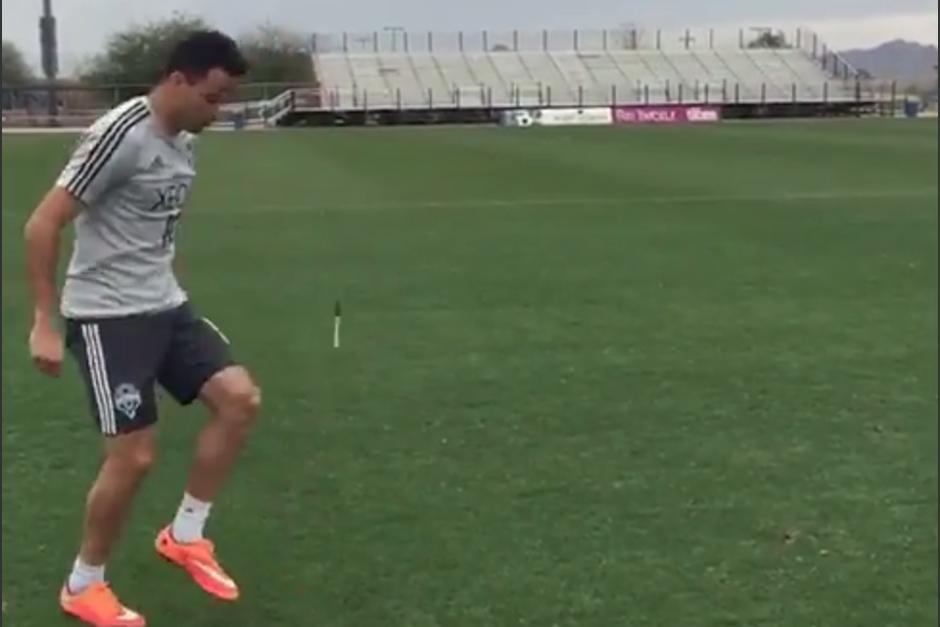 El guatemalteco Marco Pappa muestra sus destrezas en el f&uacute;tbol con un marcador. (Foto YouTube)