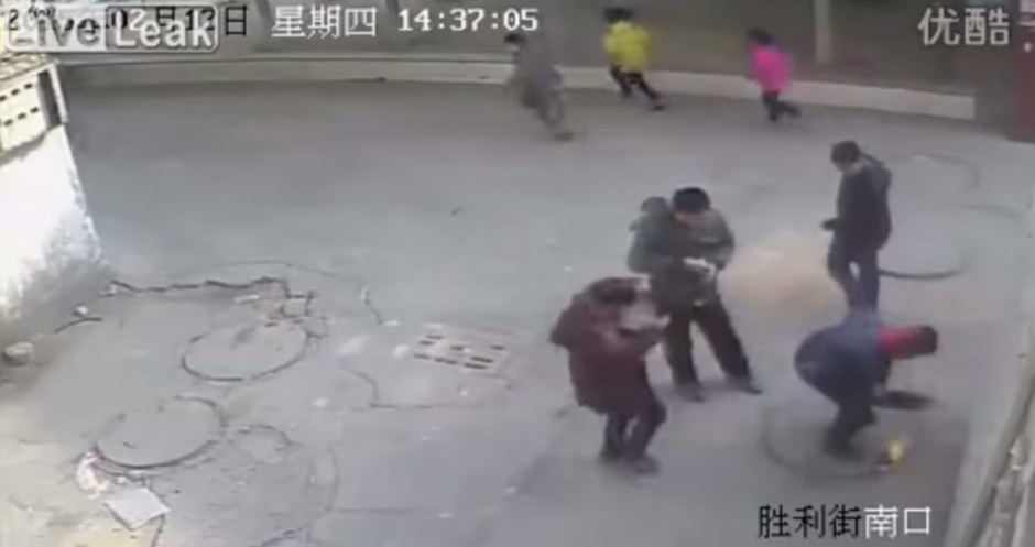 Los ni&ntilde;os no pesaron que esta travesura se les iba a salir de las manos. (Captura de Youtube)