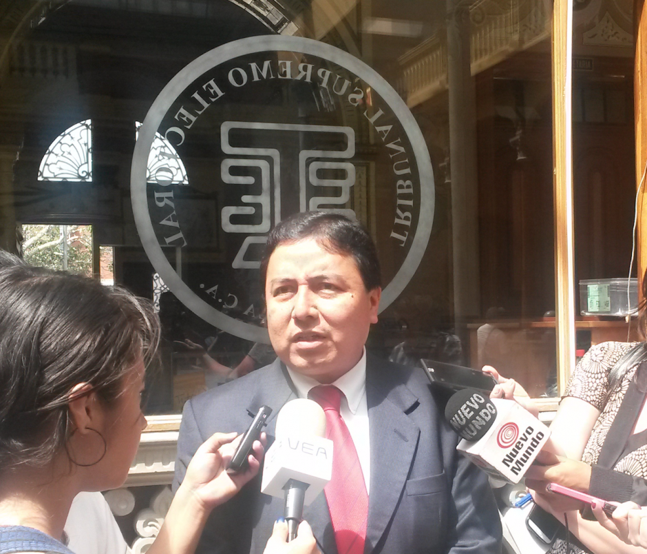 Rubén Hidalgo, del Incep y Mirador Electoral, explicó la manera en que esa institución trabajará en 72 municipios durante las elecciones 2015. (Foto: Soy502)