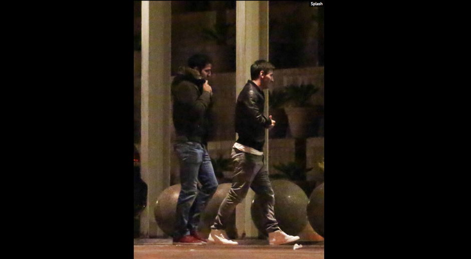 Cesc F&aacute;bregas y Leo Messi, en las afueras del Casino de Barcelona. (Foto: Daily Mirror)