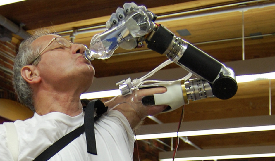 Una de las acciones m&aacute;s complejas para una pr&oacute;tesis es hacer que la persona pueda tomar agua de una botella. Esta nueva pr&oacute;tesis lo logra sin problemas. (Foto: www.dekaresearch.com)