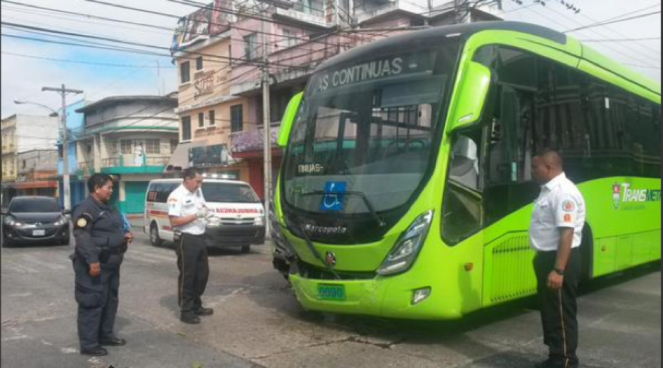 El piloto del Transmetro y del veh&iacute;culo particular sufrieron heridas leves tras el accidente vial. (Foto: Bomberos Voluntarios)&nbsp;