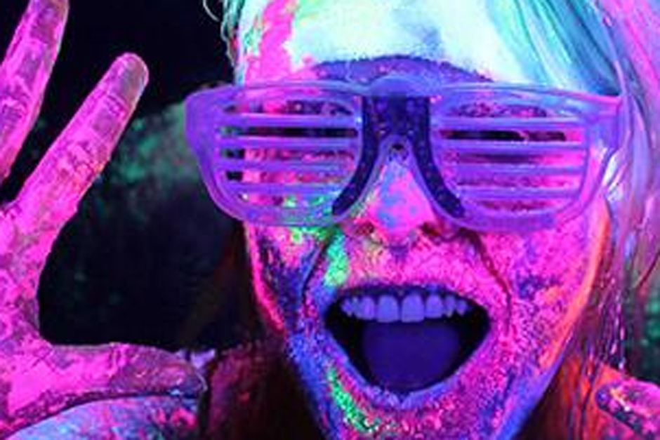 Muchos guatemaltecos gozaron ayer la carrera "NeonRun Guatemala". (Foto: @cristinacobar)