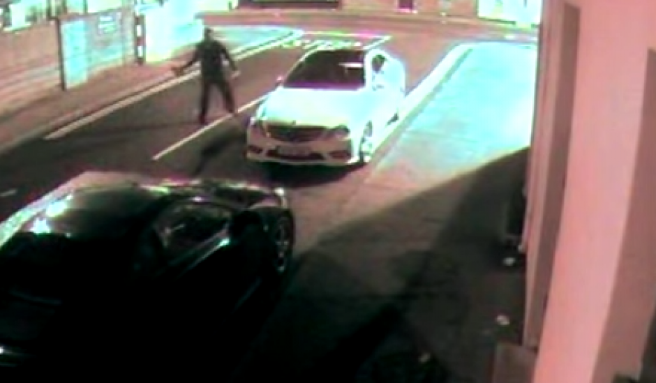 El delincuente intenta abrir el auto para robar pero resulta &eacute;l su peor obst&aacute;culo. (Foto YouTube)