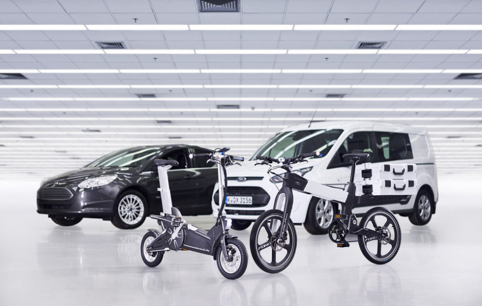 La bicicleta plegable de Ford está pensada como complemento al vehículo, ya que iría transportada en el maletero hasta el momento en que el conductor decida utilizarla para evitar las congestiones de tráfico y ahorrar tiempo. (Foto: Ford)&nbsp;