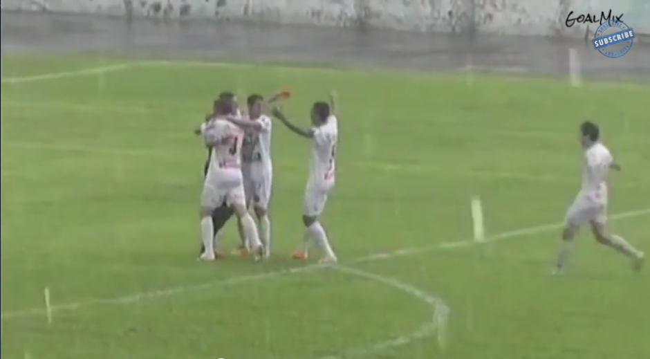 Un guardameta en la Liga Paranaense de Brasil anot&oacute; un gol desde su propia porter&iacute;a. (Foto: YouTube)