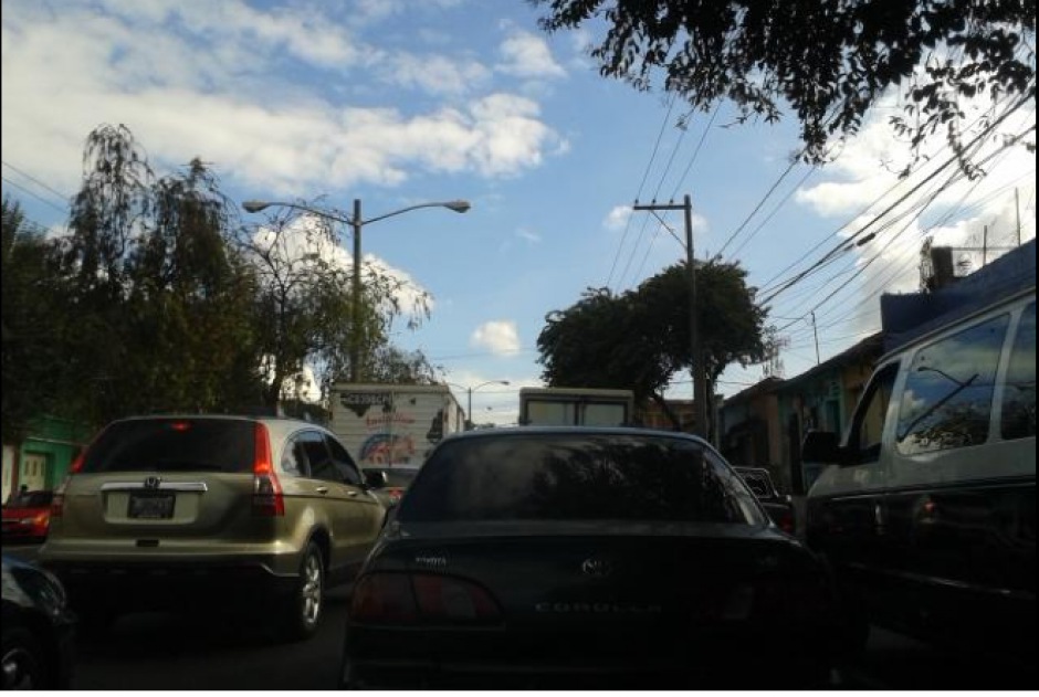 El bloqueo realizado por maestros en el puente del Incienso ha provocado que el tr&aacute;fico se complique en varias zonas de la capital. (Foto: Lourdes Donis)&nbsp;