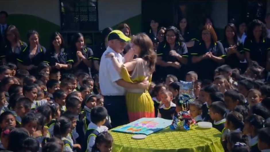 El alcalde de Guatemala, &Aacute;lvaro Arzu, celebra su cumplea&ntilde;os bailando marimba.