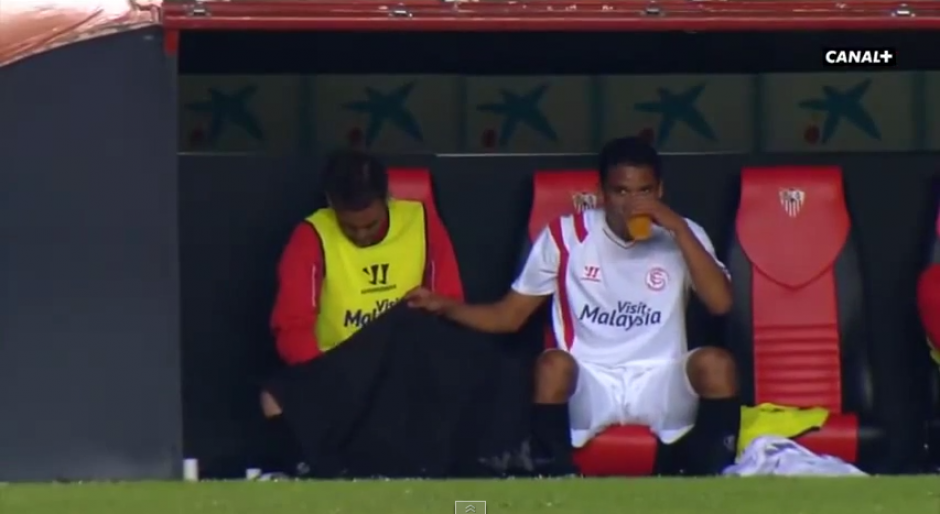 El momento justo en que Fernando Navarro se dispuso a cumplir con sus necesidades fisiol&oacute;gicas en pleno estadio. (Imagen: YouTube)