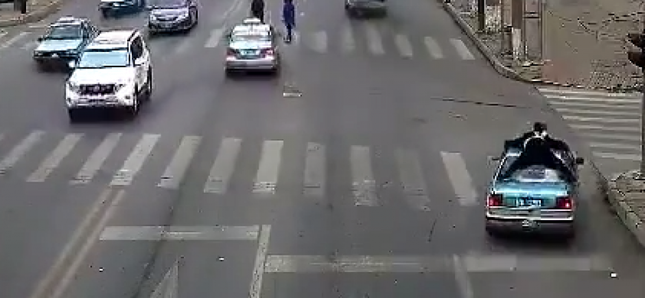 Un taxi del que se desconocen mayores detalles lleva sobre el techo a un polic&iacute;a. &nbsp;(Foto: YouTube)&nbsp;