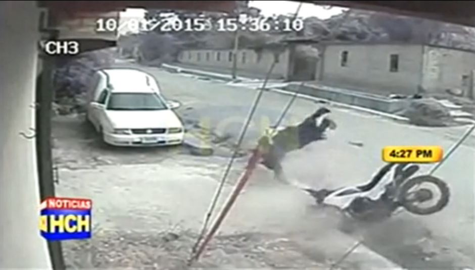 Los polic&iacute;as hondure&ntilde;os que se conduc&iacute;an en motocicleta salieron volando por los aires. (Foto: laprensa.hn)