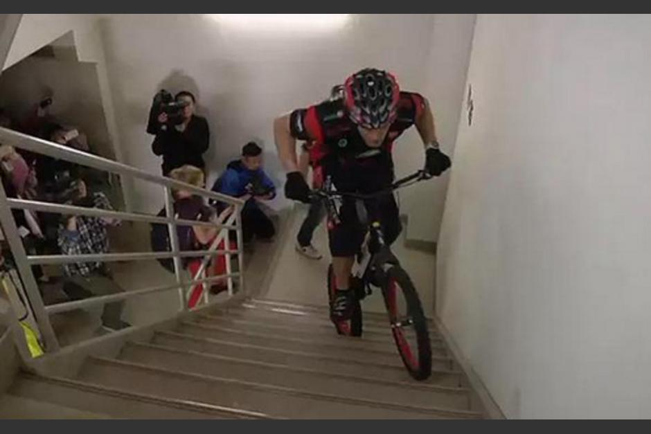 El polaco bati&oacute; r&eacute;cord al subir los escalones sin bajarse de la bicicleta. &nbsp;(Foto: Internet)&nbsp;
