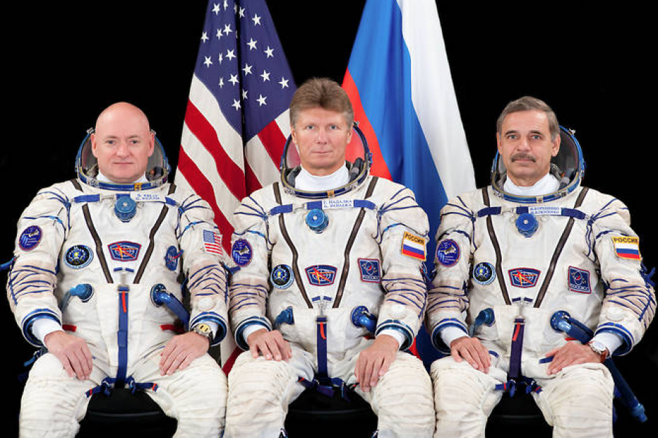 De izquierda a derecha, los astronautas Scott Kelly, Gennady Padalka y Mikhail Kornienko quienes partirán hacia la Estación Espacial Internacional. Kelly y Kornieko volverán a la tierra hasta marzo de 2016. (Foto: Nasa)