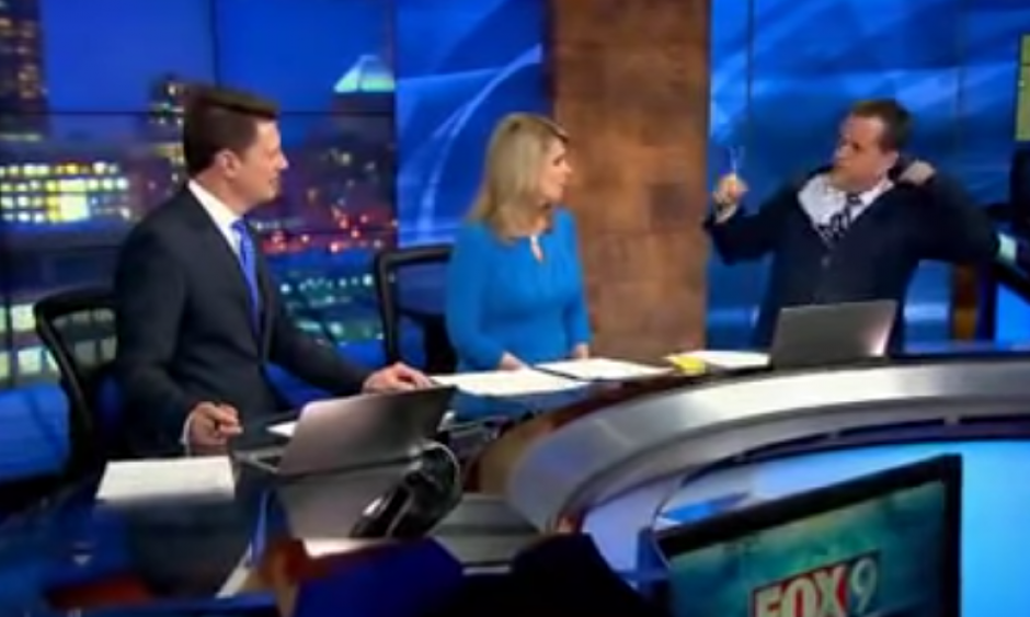 El presentador estadounidense no pudo disimular y mostr&oacute; la percha que llevaba colgada junto a su saco. (Foto: YouTube)