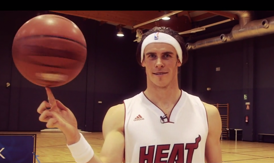 El galés mostró que también tiene hablidades para el baloncesto.