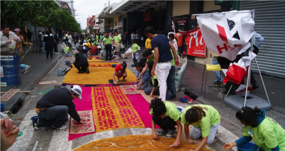 Para la elaboraci&oacute;n de la alfombra de 2 mil 300 metros de largo participar&aacute;n m&aacute;s de 3 mil voluntarios. (Foto: alfombragt.com)&nbsp;