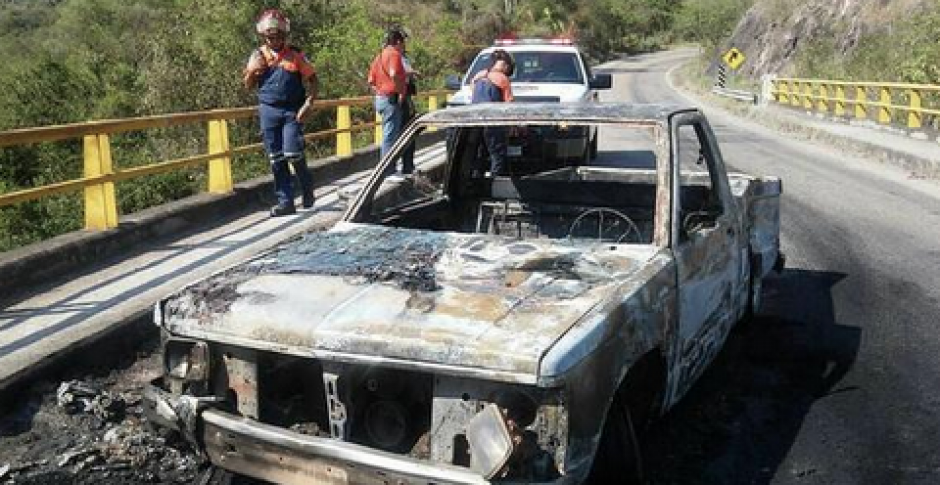 En el lugar del enfrentamiento fueron quemados varios veh&iacute;culos. &nbsp;(Foto: La Prensa Panam&aacute;)