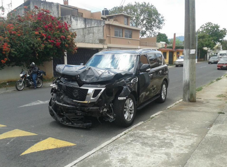 Este es el auto de la comitiva de la vicepresidenta Roxana Baldetti tras el incidente víal. (Foto: Cortesía)&nbsp;