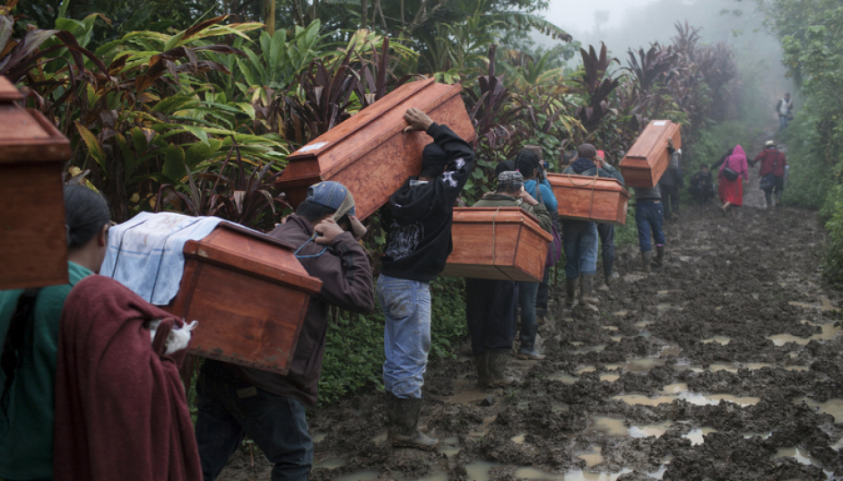 En la galer&iacute;a se observan varias personas que han extra&iacute;do los cuerpos de sus familiares enterrados en fosas comunes para llevarlos a otro lugar. (Foto: James Rodr&iacute;guez/New York Times)&nbsp;