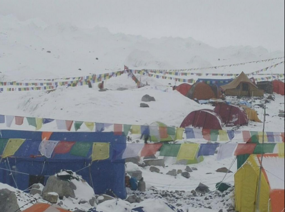 El fuerte terremoto de 7.9 que ha sacudido a Nepal ha causado una serie de avalanchas en el Everest. Las autoridades se&ntilde;alan que registran m&aacute;s de diez muertos. (Foto: Rizal Zulkapli AWANI/Twitter)&nbsp;