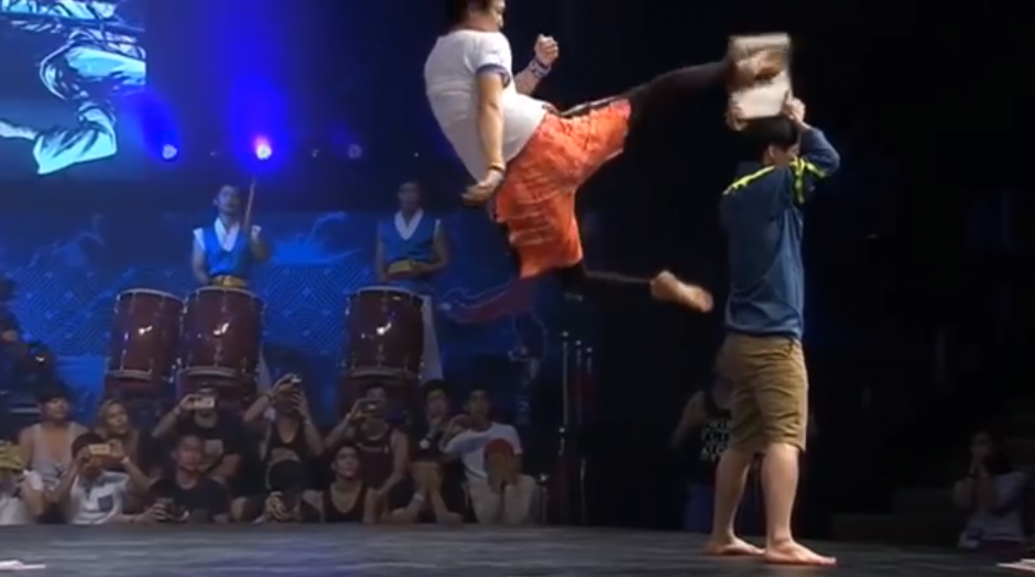Artistas de artes marciales que realizan presentaciones fueron grabados cuando participan en un evento marcial donde presentaron sus mejores acrobacias acompañadas con potentes patadas. (Foto: YouTube)