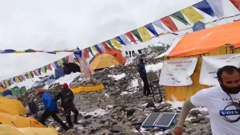 Alpinistas que se encontraban en el Campo Base del Everest corren en b&uacute;squeda de refugio al percatarse de la avalancha provocada por el terremoto que devast&oacute; Katmand&uacute;, Nepal. (Foto: YouTube)&nbsp;
