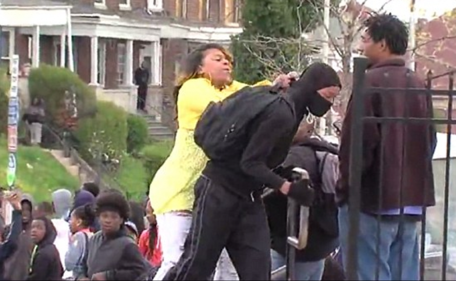 La molesta madre sac&oacute; a golpes a su hijo de la protesta contra la polic&iacute;a en Baltimore. (Foto: WMAR)