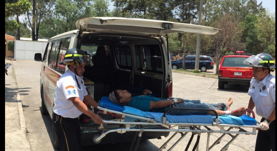 Varias personas han resultado heridas luego de los disturbios en San Juan Sacatep&eacute;quez por los ataques al transporte extraurbano. (Foto: Bomberos Voluntarios)